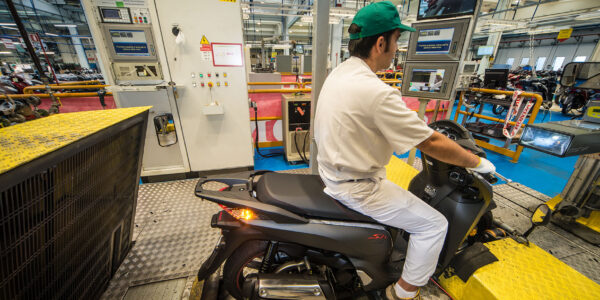 Un operatore testa lo scooter sul banco prova